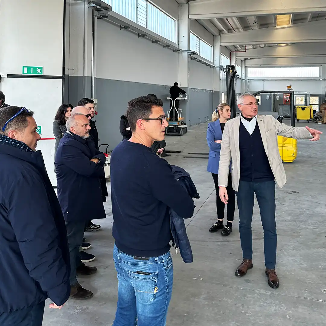 Giancarlo Plebani mostra uno degli stabilimenti del Gruppo